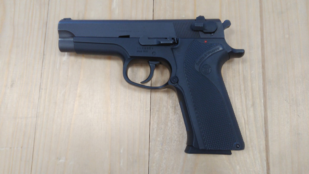 Pistole Smith & Wesson 915 č.1