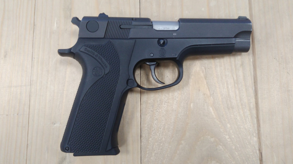 Pistole Smith & Wesson 915 č.2